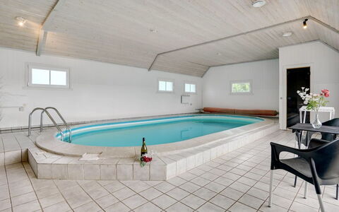 Madalena - 2.8Km from the Sea: Møbel, Indretning, Stol, Gulvbelægning, Bord, Udvej, Etage, Loft, Værelse, Eco Hotel