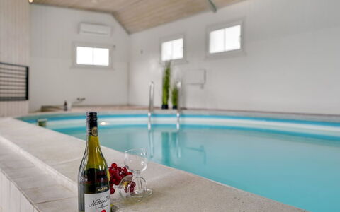 Madalena - 2.8Km from the Sea: Møbel, Indretning, Stol, Gulvbelægning, Bord, Udvej, Etage, Loft, Værelse, Eco Hotel
