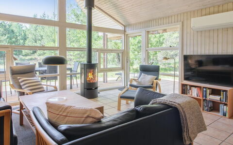 Karri - 1.1Km from the Sea: Træ, Gulvbelægning, Indretning, Loft, Etage, Møbel, Stue, Couch, Værelse, Hjem