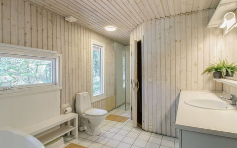Karri - 1.1Km from the Sea: Gulvbelægning, Væg, Træ, Etage, Indretning, Loft, Sanitærarmatur, Badeværelse, Hjem, Håndvask