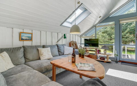 Lenia - 1Km from the Sea: Træ, Indretning, Gulvbelægning, Møbel, Loft, Couch, Etage, Stue, Hjem, Værelse