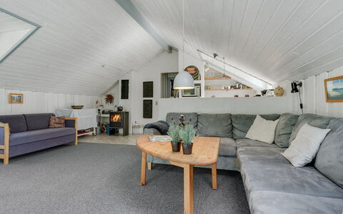 Lenia - 1Km from the Sea: Træ, Loft, Møbel, Gulvbelægning, Indretning, Etage, Hjem, Værelse, Couch, Stue