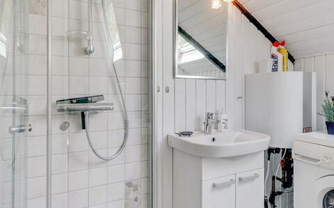 Lenia - 1Km from the Sea: Sanitærarmatur, Indretning, Gulvbelægning, Badeværelse, Håndvask, Etage, Tap, Vvs, Loft, Badeværelsesvask