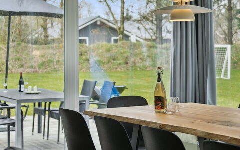 Human - 10.5Km from the Sea: Tag, Land Lot, Sommerhus, Hjem, Landdistrikt, Skur, Sidespor, Garden Bygninger, Bjælkehytte, Hytte