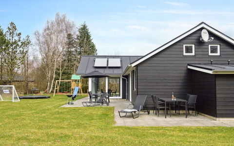 Human - 10.5Km from the Sea: Tag, Land Lot, Sommerhus, Hjem, Landdistrikt, Skur, Sidespor, Garden Bygninger, Bjælkehytte, Hytte