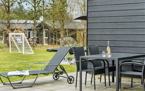 Human - 10.5Km from the Sea: Tag, Land Lot, Sommerhus, Hjem, Landdistrikt, Skur, Sidespor, Garden Bygninger, Bjælkehytte, Hytte