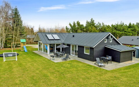 Human - 10.5Km from the Sea: Tag, Land Lot, Sommerhus, Hjem, Landdistrikt, Skur, Sidespor, Garden Bygninger, Bjælkehytte, Hytte