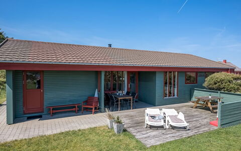 Steni - 250M from the Sea: Træ, Sommerhus, Tag, Hjem, Hus, Dør, Sidespor, Bunddække, Veranda, Gård