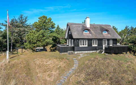 Erikke - 300M from the Sea: Hus, Hjem, Tag, Boligområde, Sommerhus, Estate, Stuehus, Lawn, Landscaping, Sidespor