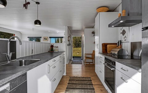 Tove - 1.5Km from the Sea: Køkken, Træ, Countertop, Gulvbelægning, Større Bandage, Køkken Apparat, Indretning, Loft, Cabinetry, Etage
