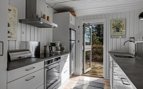 Tove - 1.5Km from the Sea: Træ, Køkken, Køkken Apparat, Countertop, Større Bandage, Gulvbelægning, Hjem, Cabinetry, Husholdningsapparat