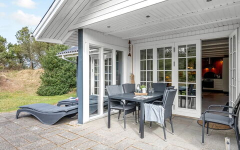 Dines - 1Km from the Sea: Sommerhus, Hjem, Hus, Tag, Veranda, Estate, Sidespor, Garden Bygninger, Stuehus, Gård