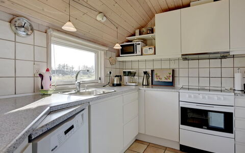 Ansine - 1.2Km from the Sea: Træ, Gulvbelægning, Køkken, Køkken Apparat, Større Bandage, Etage, Countertop, Indretning, Loft, Hjem