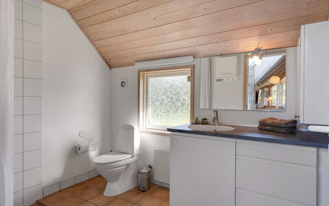 Ansine - 1.2Km from the Sea: Sanitærarmatur, Gulvbelægning, Håndvask, Badeværelsesvask, Træ, Etage, Indretning, Badeværelse, Tap, Loft