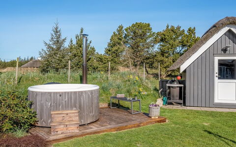 Ansine - 1.2Km from the Sea: Træ, Land Lot, Skur, Sommerhus, Garden Bygninger, Hårdttræ, Bjælkehytte, Backyard, Bejdse, Have