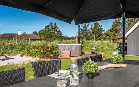 Ansine - 1.2Km from the Sea: Træ, Udendørs Møbler, Møbel, Tag, Stol, Skygge, Udendørs Bord, Land Lot, Have, Paraply