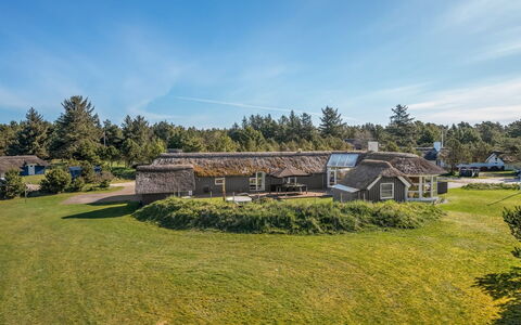Ansine - 1.2Km from the Sea: Græs, Hus, Hjem, Tag, Arkitektur, Sommerhus, Almindeligt, Landskab, Land Lot, Landdistrikt