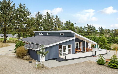 Tascha - 1.5Km from the Sea: Boligområde, Busk, Hus, Hjem, Have, Estate, Skygge, Landscaping, Lawn