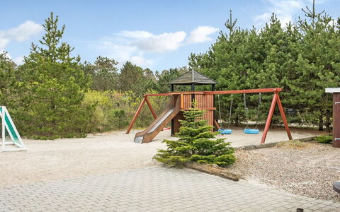 Tascha - 1.5Km from the Sea: Boligområde, Busk, Hus, Hjem, Have, Estate, Skygge, Landscaping, Lawn