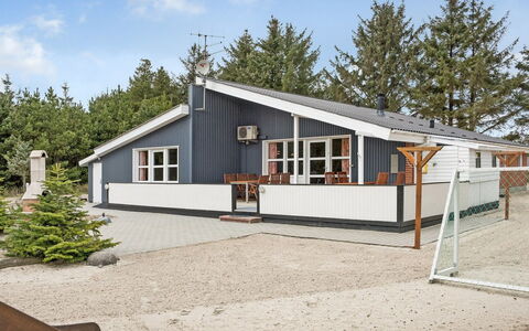 Tascha - 1.5Km from the Sea: Boligområde, Busk, Hus, Hjem, Have, Estate, Skygge, Landscaping, Lawn