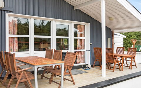 Tascha - 1.5Km from the Sea: Boligområde, Busk, Hus, Hjem, Have, Estate, Skygge, Landscaping, Lawn