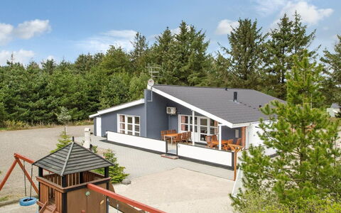 Tascha - 1.5Km from the Sea: Boligområde, Busk, Hus, Hjem, Have, Estate, Skygge, Landscaping, Lawn
