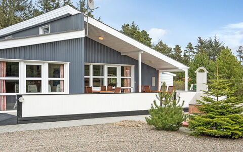 Tascha - 1.5Km from the Sea: Boligområde, Busk, Hus, Hjem, Have, Estate, Skygge, Landscaping, Lawn