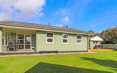 Livia - 900M from the Sea: Sommerhus, Lawn, Sidespor, Gård, Garden Bygninger, Stuehus, Design, Backyard, Skur