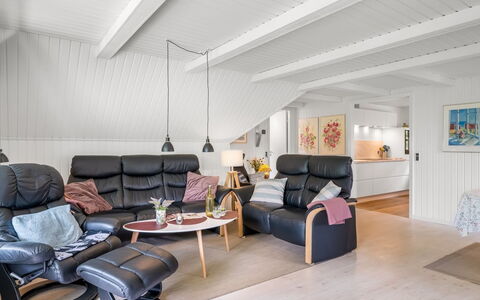 Lilo - 1Km from the Sea: Møbel, Indretning, Gulvbelægning, Træ, Loft, Trægulve, Etage, Stue, Couch, Hjem