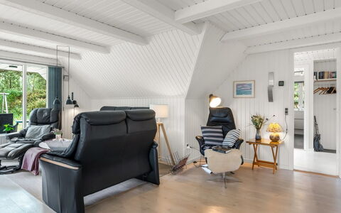 Lilo - 1Km from the Sea: Møbel, Indretning, Gulvbelægning, Etage, Træ, Loft, Trægulve, Stol, Stue, Værelse