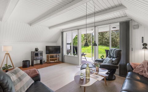 Lilo - 1Km from the Sea: Indretning, Loft, Træ, Gulvbelægning, Møbel, Etage, Belysning, Stue, Couch, Hjem