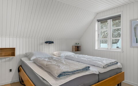 Lilo - 1Km from the Sea: Træ, Soveværelse, Seng, Loft, Indretning, Bed Frame, Etage, Sengetøj, Sengetøj, Hårdttræ