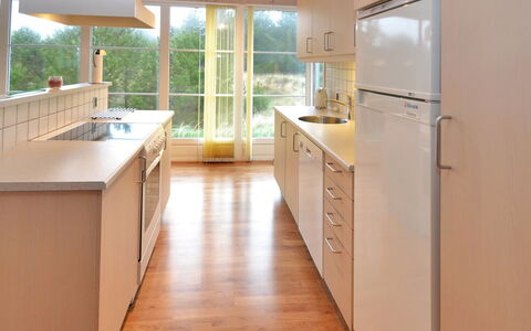 Juste - 2.2Km from the Sea: Køkken, Gulvbelægning, Countertop, Indretning, Etage, Træ, Cabinetry, Trægulve, Køkken Apparat, Køkkenvask