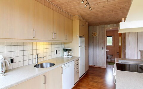 Juste - 2.2Km from the Sea: Køkken, Countertop, Gulvbelægning, Indretning, Etage, Træ, Håndvask, Køkken Apparat, Sanitærarmatur, Cabinetry