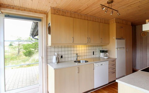 Juste - 2.2Km from the Sea: Træ, Køkken, Gulvbelægning, Etage, Countertop, Cabinetry, Indretning, Hjem, Køkkenvask, Bejdse