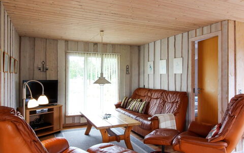 Juste - 2.2Km from the Sea: Møbel, Indretning, Gulvbelægning, Træ, Etage, Loft, Stue, Couch, Lysarmatur, Værelse
