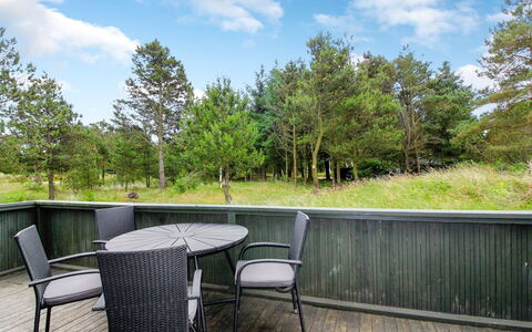 Juste - 2.2Km from the Sea: Udendørs Møbler, Have, Dæk, Hegn, Hårdttræ, Landscaping, Stol, Skygge, Udendørs Bord, Gård