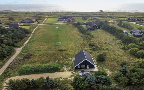 Tinemarie - 200M from the Sea: Græs, Hus, Tag, Hjem, Sommerhus, Busk, Land Lot, Landdistrikt, Stuehus, Bunddække