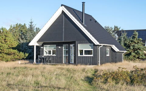Tinemarie - 200M from the Sea: Græs, Hus, Tag, Hjem, Sommerhus, Busk, Land Lot, Landdistrikt, Stuehus, Bunddække