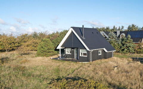 Tinemarie - 200M from the Sea: Græs, Hus, Tag, Hjem, Sommerhus, Busk, Land Lot, Landdistrikt, Stuehus, Bunddække
