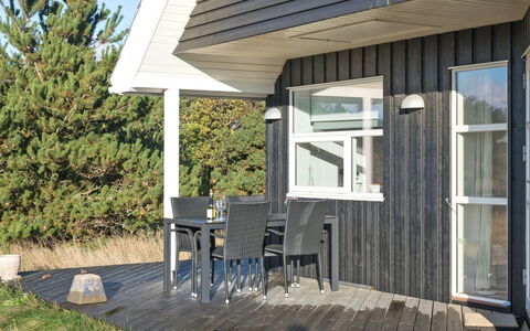 Tinemarie - 200M from the Sea: Græs, Hus, Tag, Hjem, Sommerhus, Busk, Land Lot, Landdistrikt, Stuehus, Bunddække