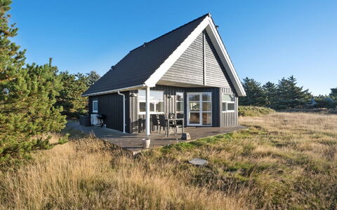 Tinemarie - 200M from the Sea: Græs, Hus, Tag, Hjem, Sommerhus, Busk, Land Lot, Landdistrikt, Stuehus, Bunddække