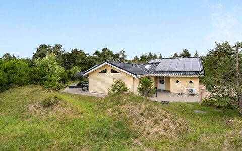 Tammes - 1Km from the Sea: Træ, Tag, Arkitektur, Hjem, Hus, Sommerhus, Sidespor, Hårdttræ, Hældning, Estate
