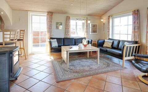 Karlina - 100M from the Sea: Møbel, Gulvbelægning, Couch, Træ, Indretning, Etage, Stue, Loft, Bord