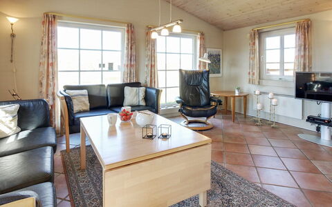Karlina - 100M from the Sea: Møbel, Indretning, Gulvbelægning, Couch, Etage, Loft, Stue, Værelse, Bord