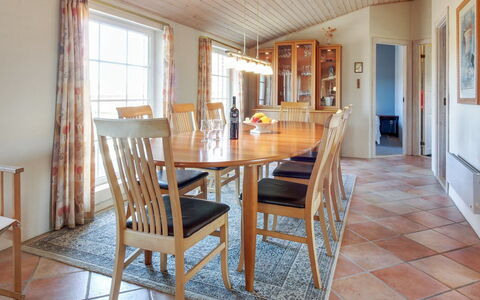Karlina - 100M from the Sea: Møbel, Gulvbelægning, Indretning, Etage, Træ, Trægulve, Loft, Bord, Spisestue, Køkken & Spisebord