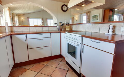 Karlina - 100M from the Sea: Gulvbelægning, Etage, Træ, Indretning, Køkken, Countertop, Cabinetry, Møbel, Loft, Trægulve