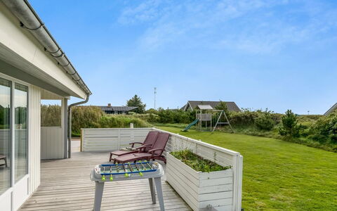 Saxe - from the Sea: Himmel, Hjem, Tag, Land Lot, Sky, Skygge, Bunddække, Dæk, Have, Sommerhus