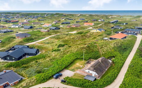 Pia - 400M from the Sea: Blå, Busk, Sommerhus, Bunddække, Have, Estate, Skygge, Landscaping, Stuehus, Eco Hotel