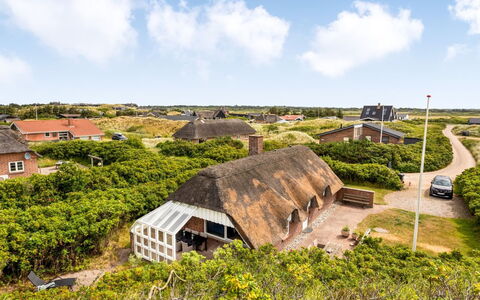 Pia - 400M from the Sea: Blå, Busk, Sommerhus, Bunddække, Have, Estate, Skygge, Landscaping, Stuehus, Eco Hotel